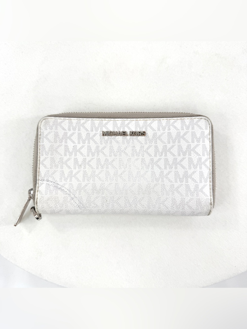 Michael Kors White Gray Pebbled Leather Zip Around Large Wallet Logo